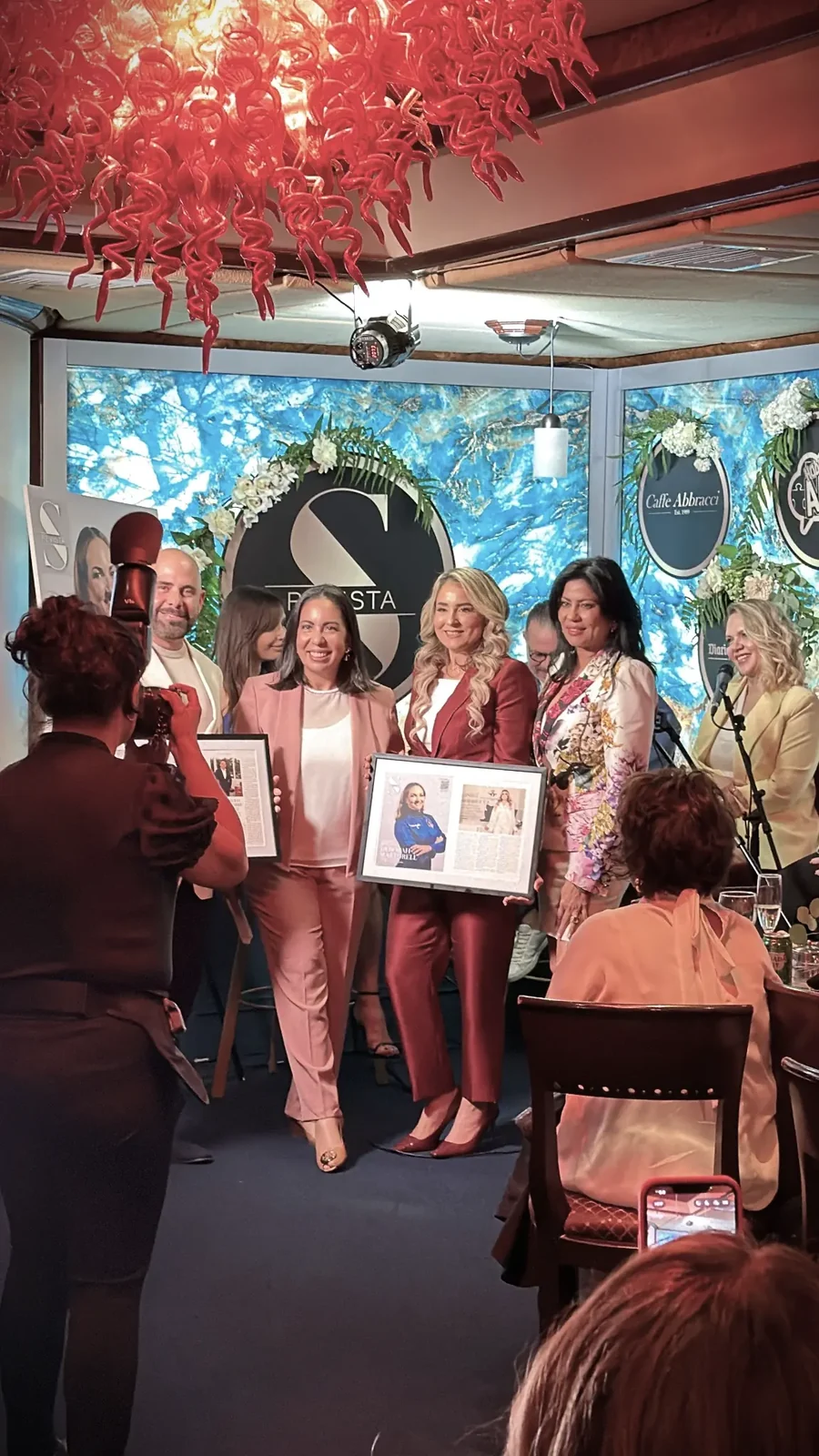 Lisbet Rodríguez at the S Revista recognition ceremony with Lucy Murillo and S Revista director Lisbet Fernández Vía